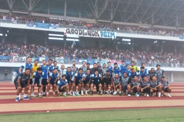 Suporter PSIM memadati tribun timur Stadion Mandala Krida untuk menyaksikan latihan perdana PSIM Jogja, Selasa (1/7). Foto: Pandangan Jogja/Gigih Imanadi Darma