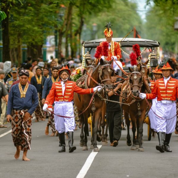 Dua Kereta Pusaka Keraton Yogya Kembali Melintas di Malioboro setelah 12 Tahun Disimpan di Museum