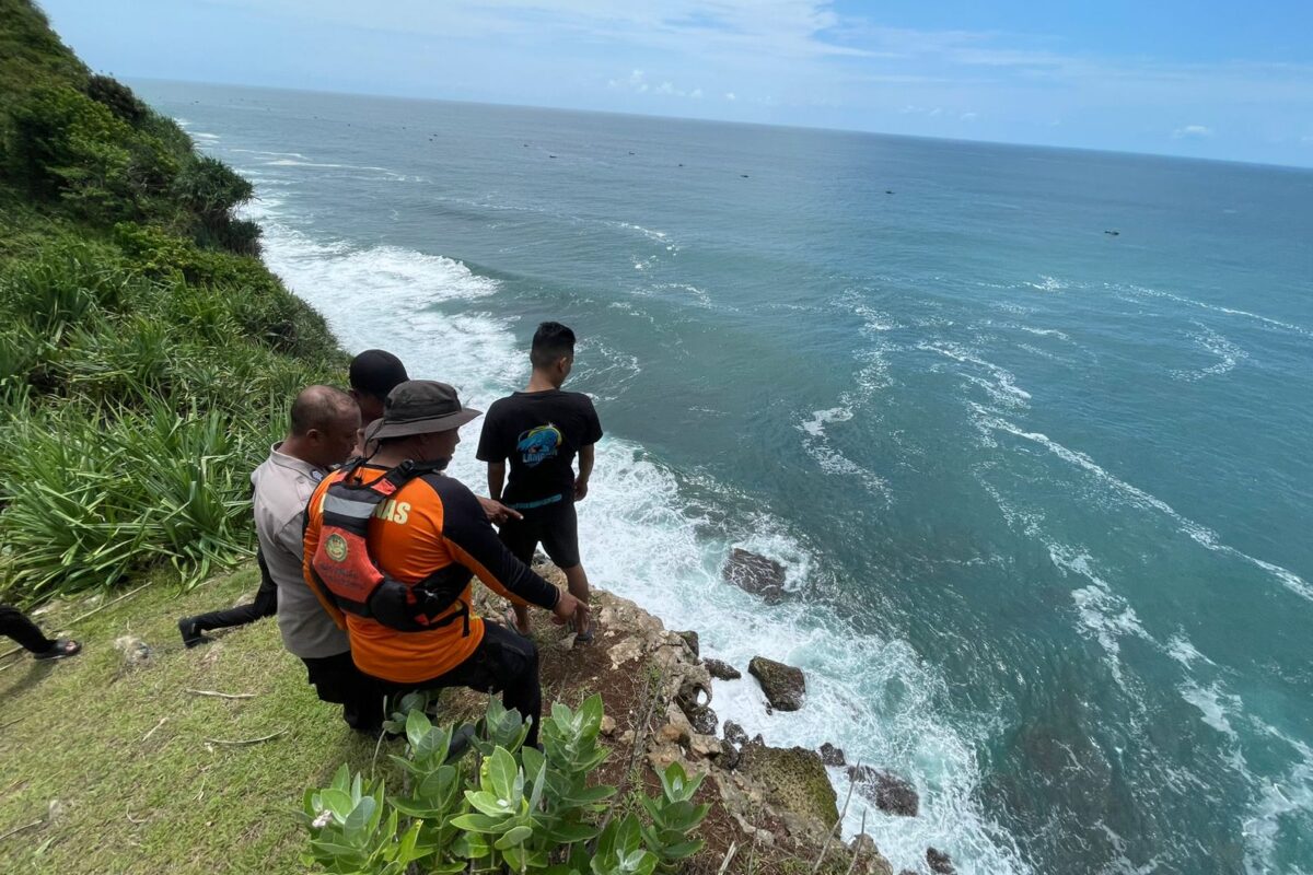 Perahu Nelayan Terbalik di Pantai Gesing Gunungkidul, Satu Orang Masih Hilang