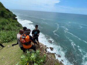 Perahu Nelayan Terbalik di Pantai Gesing Gunungkidul, Satu Orang Masih Hilang