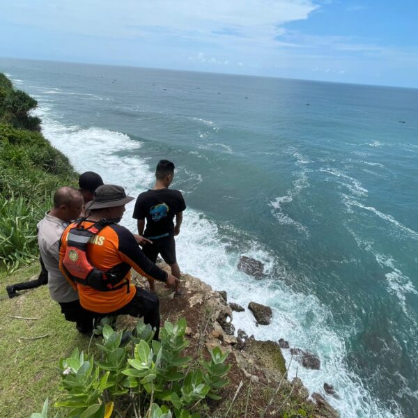 Perahu Nelayan Terbalik di Pantai Gesing Gunungkidul, Satu Orang Masih Hilang