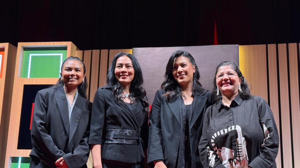 Dari kiri Sutradara, Kamila Andini, Penulis, DeeLestari, Sutradara Sabrina Rochelle Kalangie dan Senior Director Content Netflix SEA, Malobika Banerji dalam acara Creative Asia, Selasa (2/12)