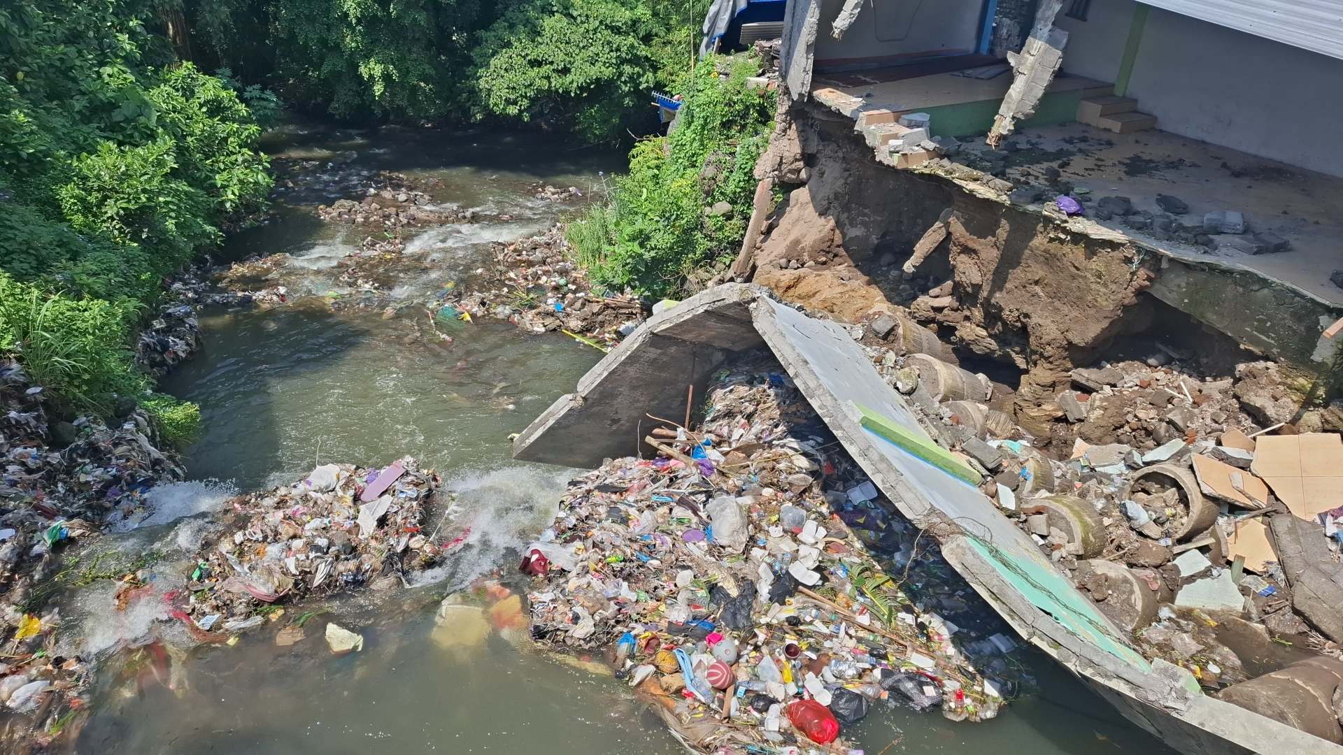Tumpukan Sampah Picu Talud Kali Buntung Yogya Ambrol, Jembatan Jetis–Tegalrejo Ditutup