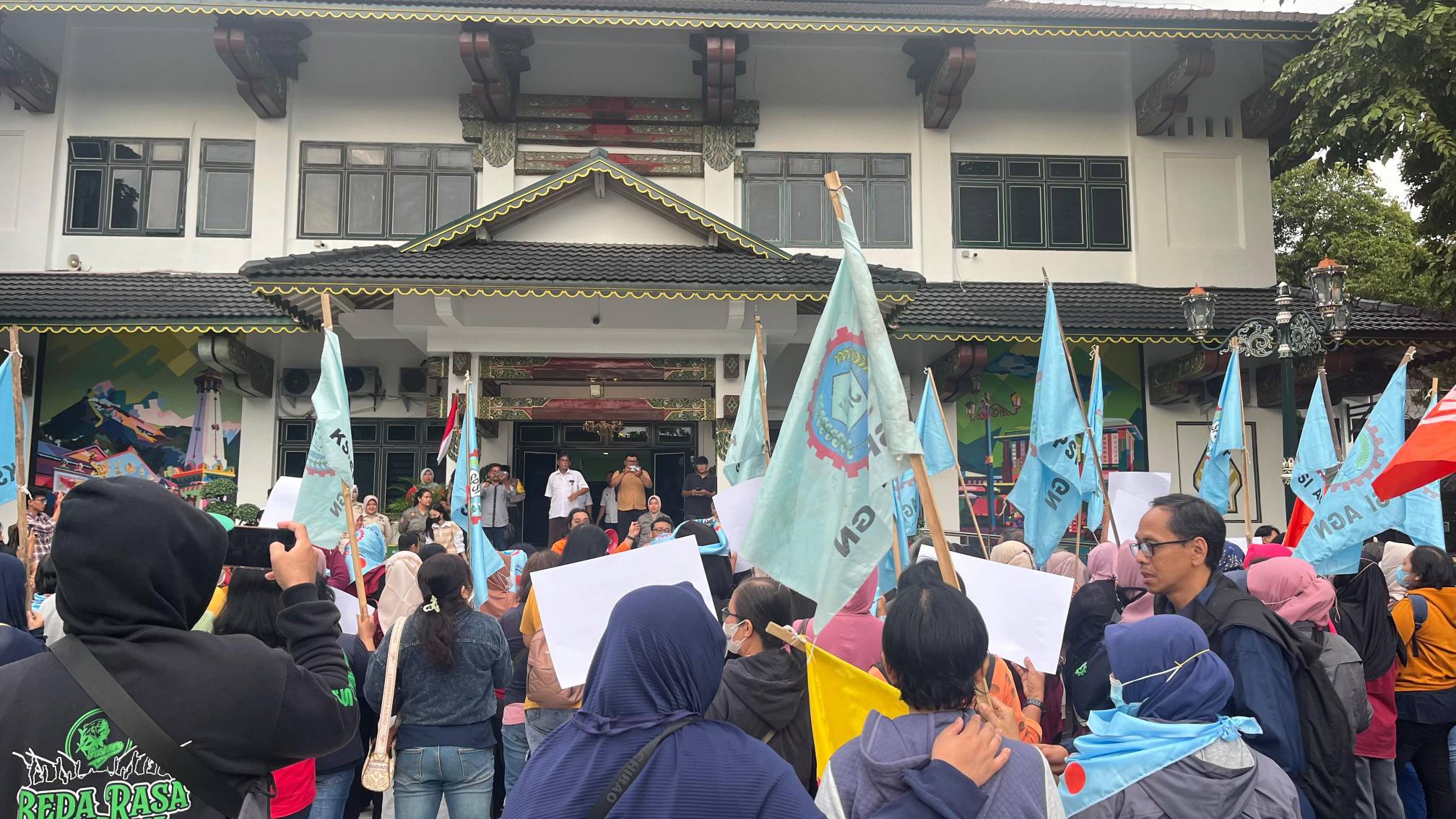 Demo di Balai Kota Yogya, Ratusan Karyawan PT Tarumartani Ancam Mogok Kerja di Awal Ramadhan