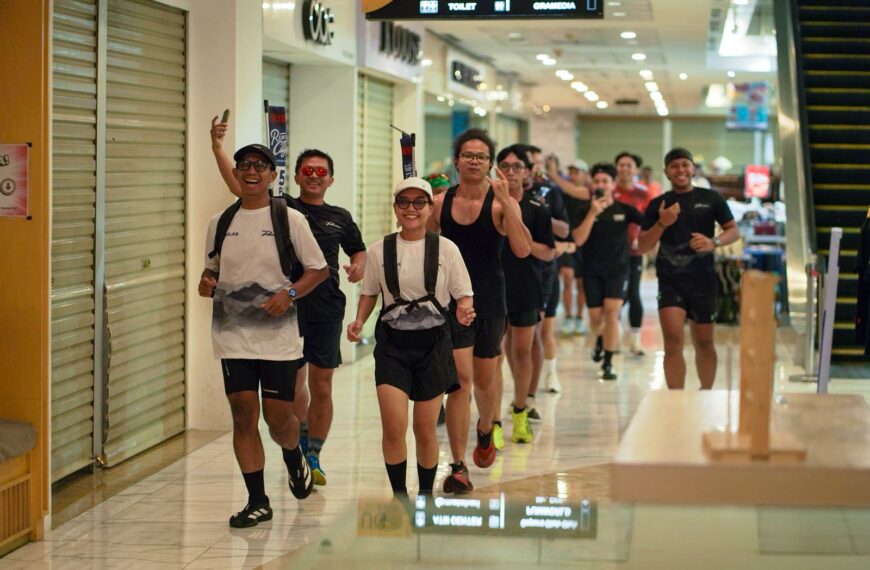 Rute Tak Biasa, Puluhan Pelari di Jogja Lari Lewat dalam Mal