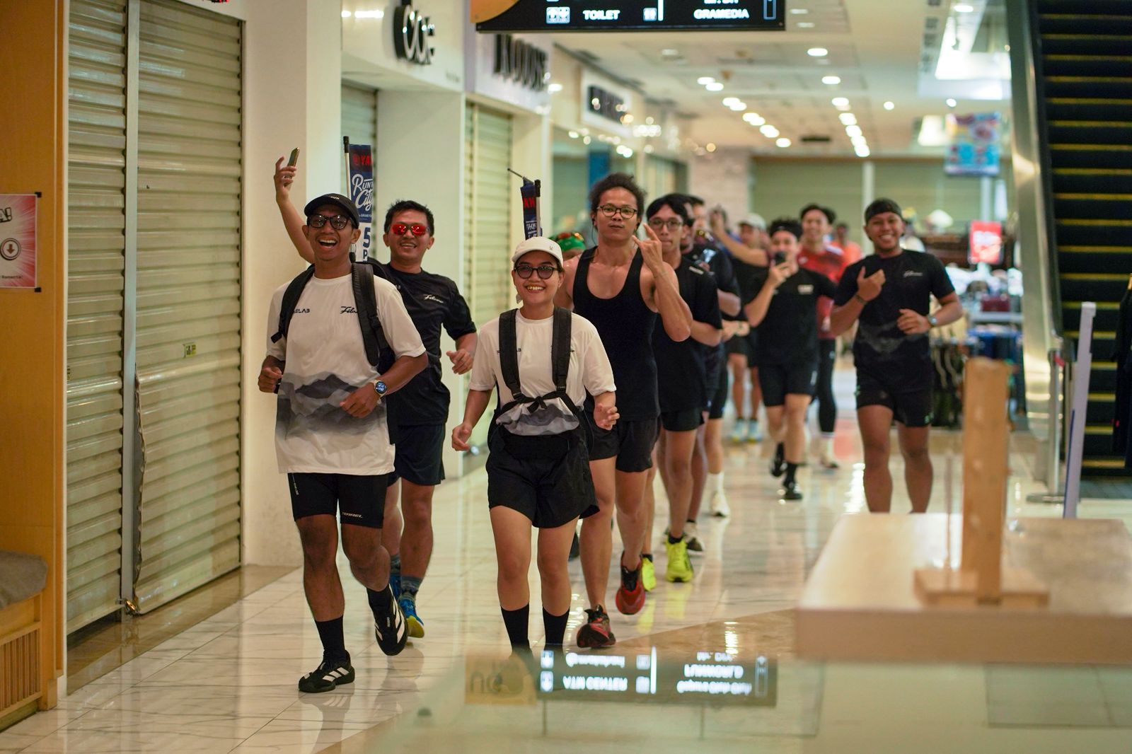 Rute Tak Biasa, Puluhan Pelari di Jogja Lari Lewat dalam Mal