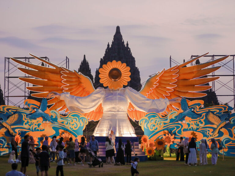 Pameran Sunflower Angel di Candi Prambanan Pikat Ribuan Pengunjung