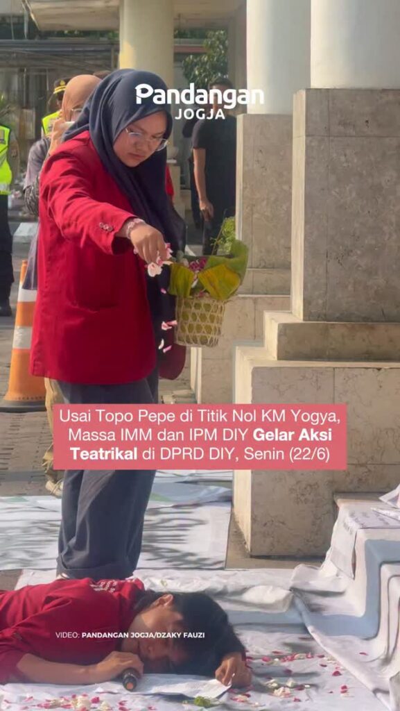 Usai Topo Pepe di Titik Nol KM Yogya, Massa IMM dan IPM DIY Gelar Aksi Teatrikal di DPRD DIY