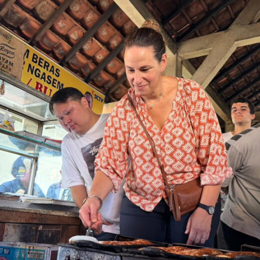 Saat Chef Michelin Asal Prancis Terpana oleh Apem & Jadah Bakar di Pasar Ngasem