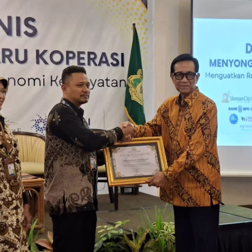 Sultan HB X Serahkan Penghargaan ke SMK Koperasi Yogya yang Didirikan Bung Hatta
