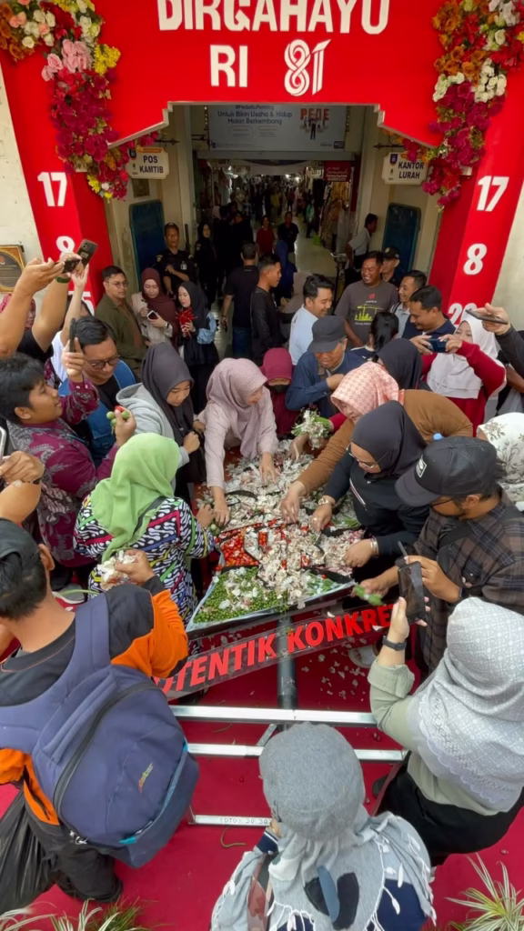 Gunungan 270 YK bertema “Otentik Konkret” dalam peluncuran identitas HUT ke-270 Kota Yogyakarta di Pasar Beringharjo, Jumat