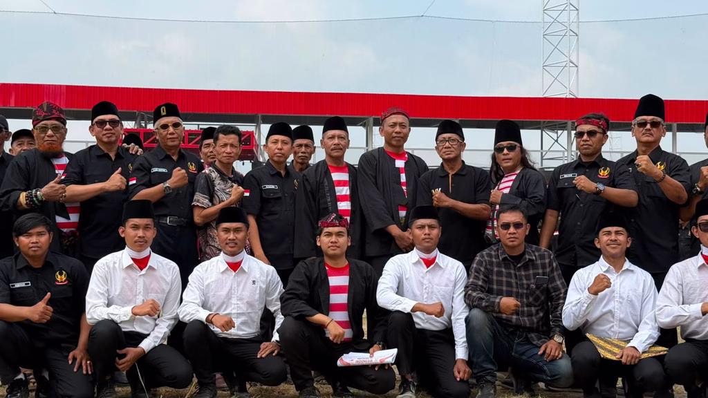 Keluarga Madura Yogyakarta (KMY) melaksanakan upacara peringatan Hari Kemerdekaan RI ke-81, di Lapangan Jogja Expo Center, Senin