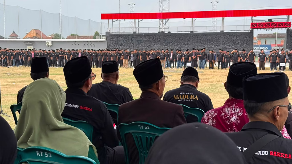 Keluarga Madura Yogyakarta (KMY) melaksanakan upacara peringatan Hari Kemerdekaan RI ke-81