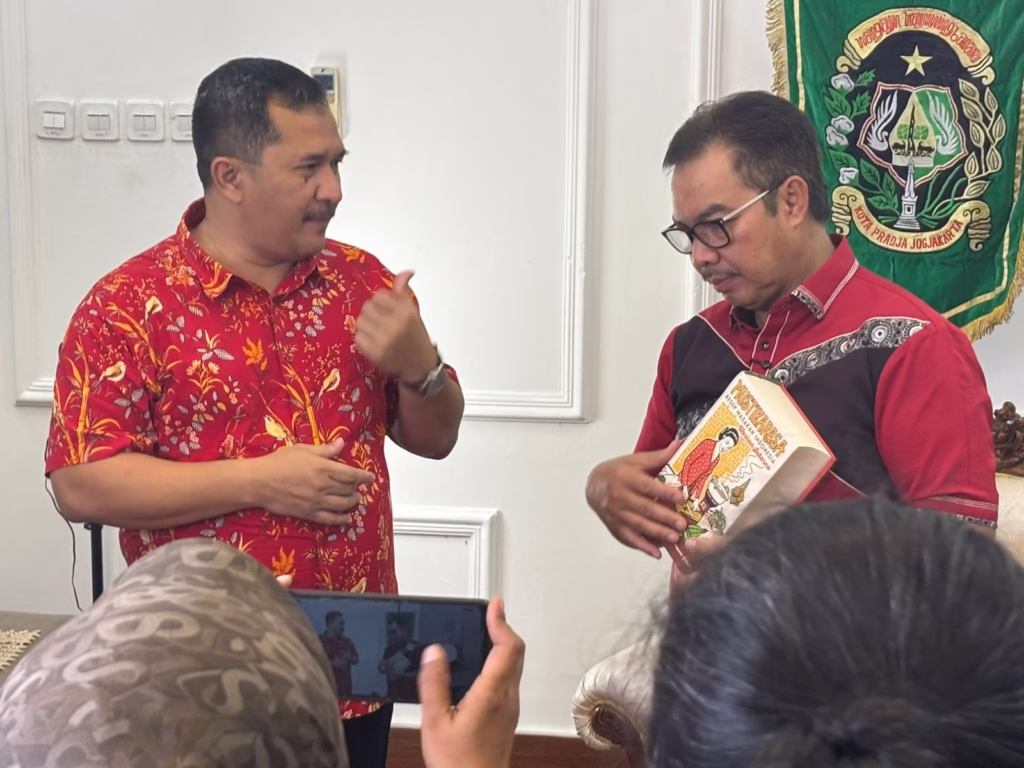 Kiri Ketua Komisi A DPRD DIY, Eko Suwanto, Kanan Wali Kota Yogyakarta sekaligus Ketua Panitia Festival Mustika Rasa, Hasto Wardoyo