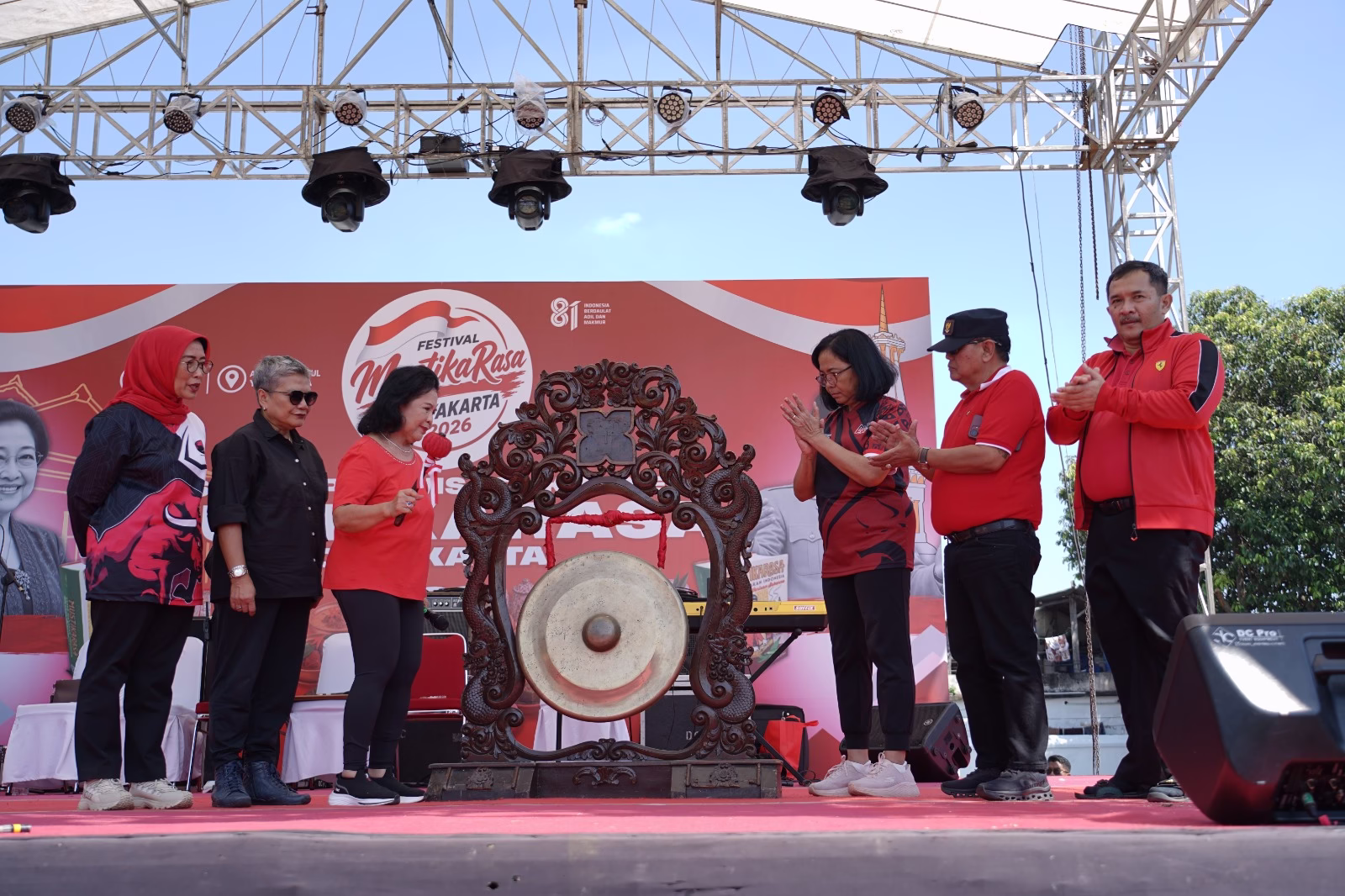 Para tamu undangan bertepuk tangan mengiringi pembukaan Festival Mustika Rasa Yogyakarta 2026 di Alun-Alun Selatan