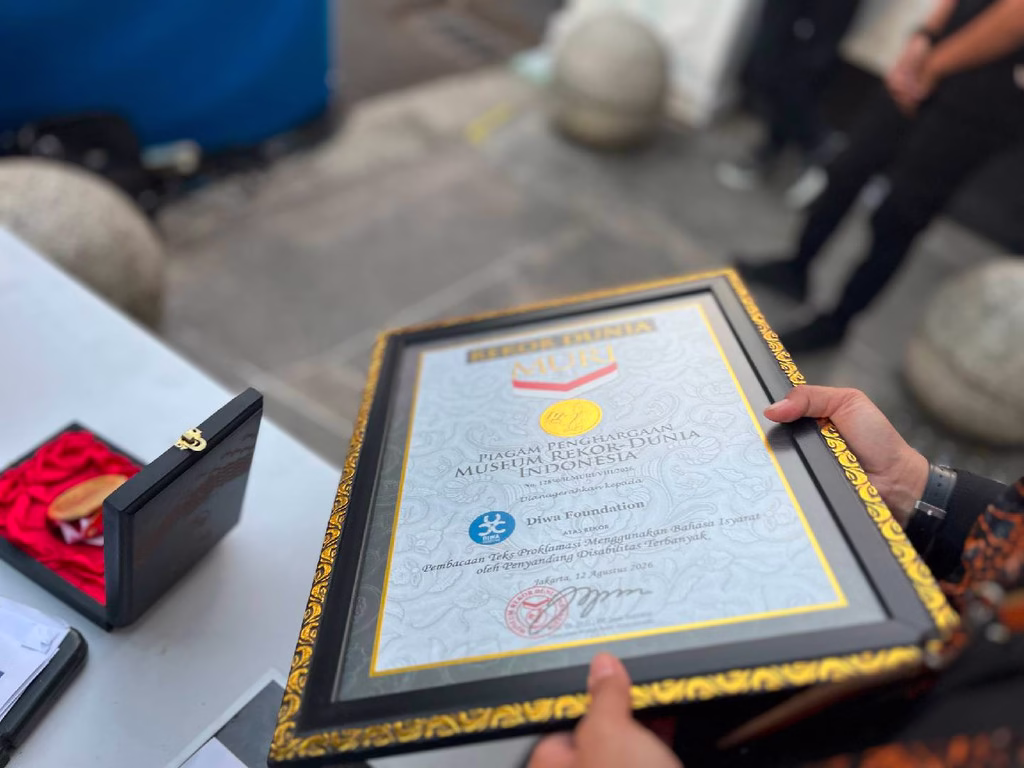 Pembacaan teks proklamasi menggunakan bahasa isyarat oleh pelajar disabilitas rungu dari SLB se-DIY memecahkan rekor