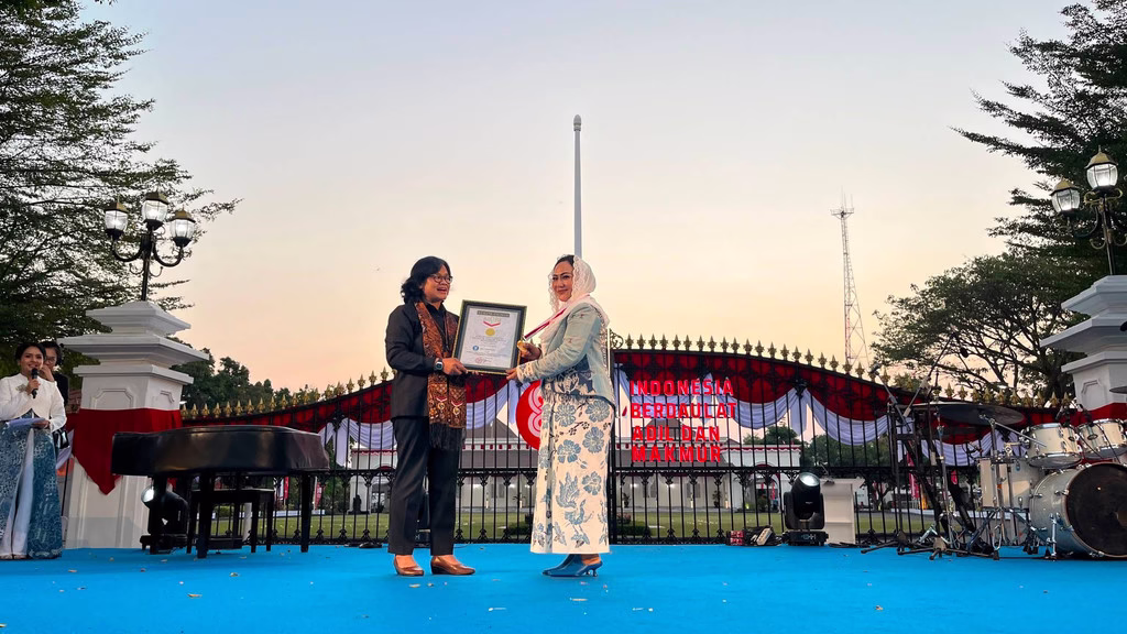Pembacaan teks proklamasi menggunakan bahasa isyarat oleh pelajar disabilitas rungu dari SLB se-DIY