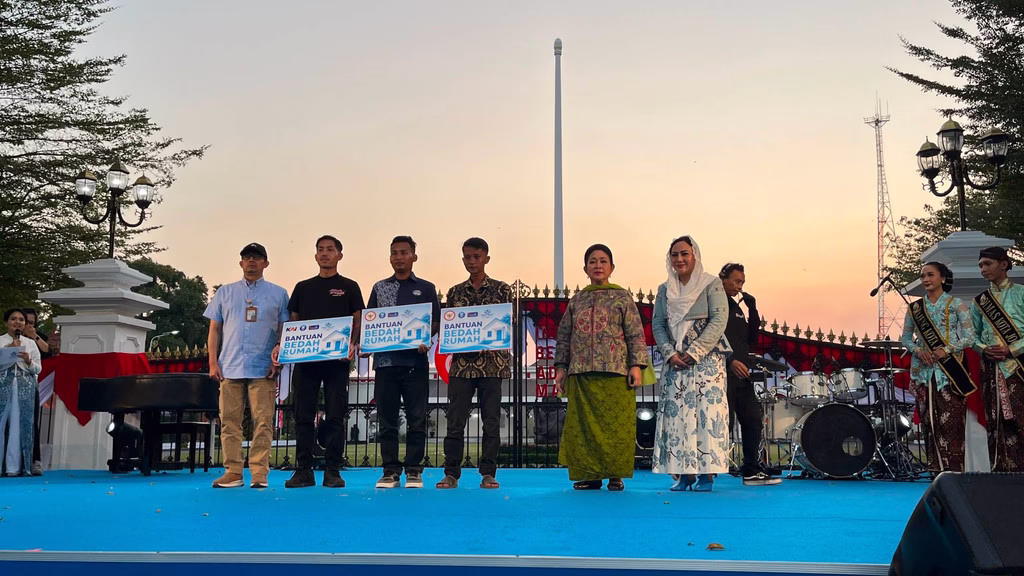 Pembacaan teks proklamasi menggunakan bahasa isyarat oleh pelajar disabilitas rungu dari SLB