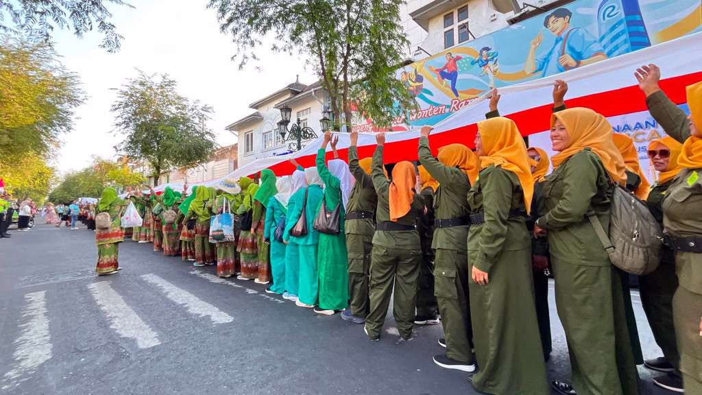 Pembentangan bendera merah putih sepanjang 1.000 meter di Jalan Malioboro, Rabu (128)