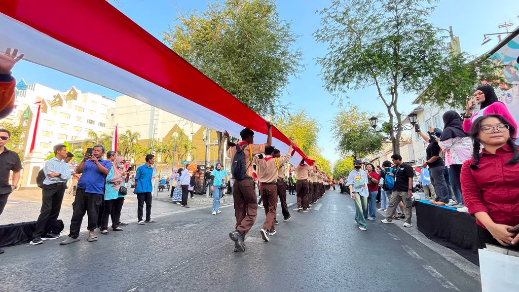 Bendera Merah Putih sepanjang 1.000 Meter Dibentangkan di Malioboro