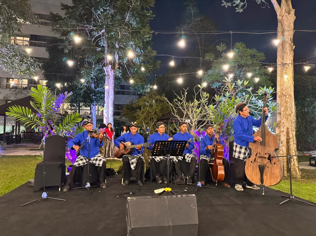 Pemusik tampil mengiringi suasana acara Djejak Nusantara Doea di Royal Ambarrukmo Yogyakarta