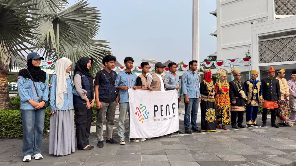 Simbolis penyerahan bantuan untuk korban bencana gempa di Manggarai Barat dan Manggarai Timur, Nusa Tenggara Timur (NTT), Senin