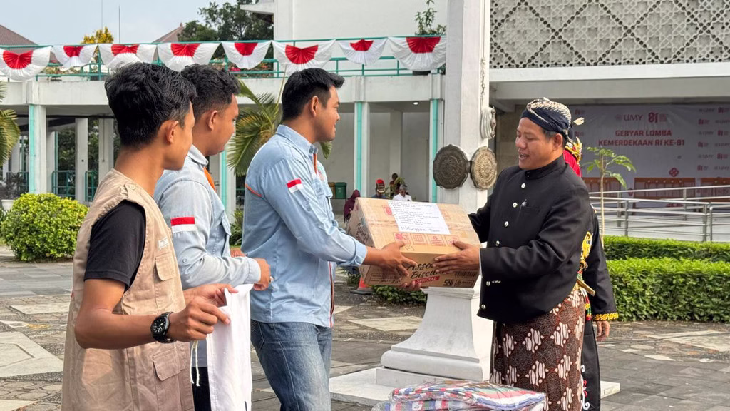 Simbolis penyerahan bantuan untuk korban bencana gempa di Manggarai Barat dan Manggarai Timur