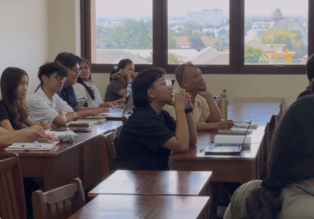 Andy SW saat mengikuti perkuliahan di Program Studi Sejarah Universitas Sanata Dharma bersama mahasiswa lainnya