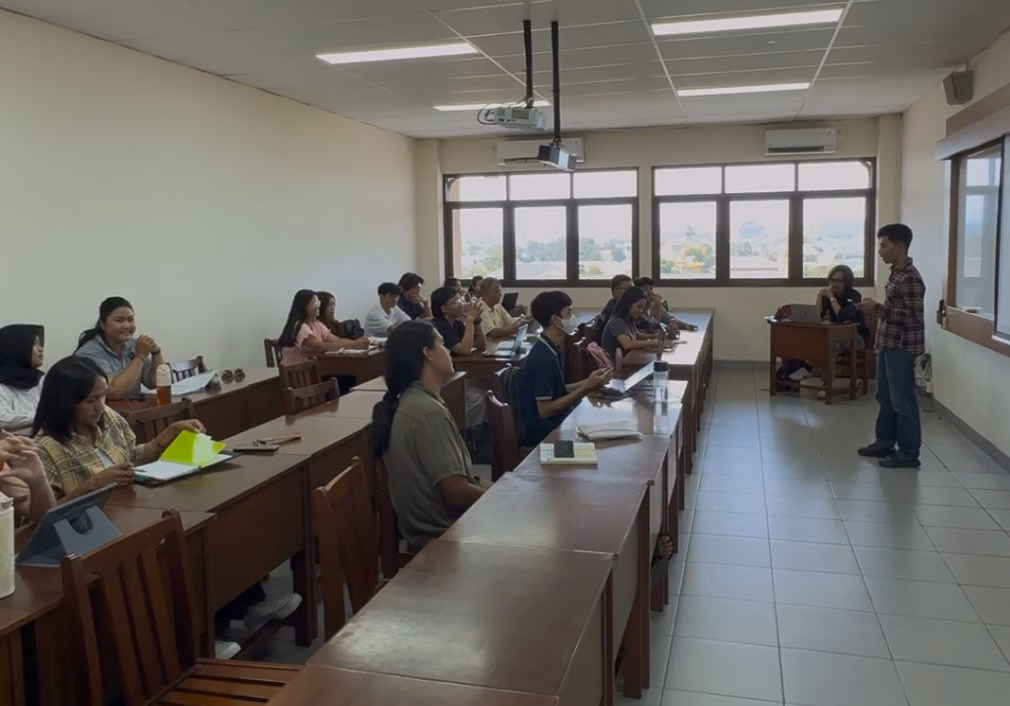 Andy SW saat mengikuti perkuliahan di Program Studi Sejarah Universitas Sanata Dharma bersama mahasiswa