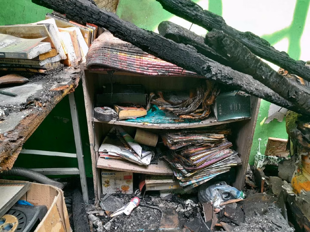 Buku-buku Reko yang hangus karena kebakaran di kamar kosnya. (3)