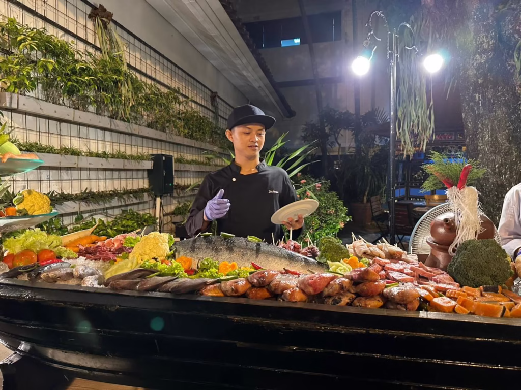 Chef bersiap di stasiun Premium BBQ.