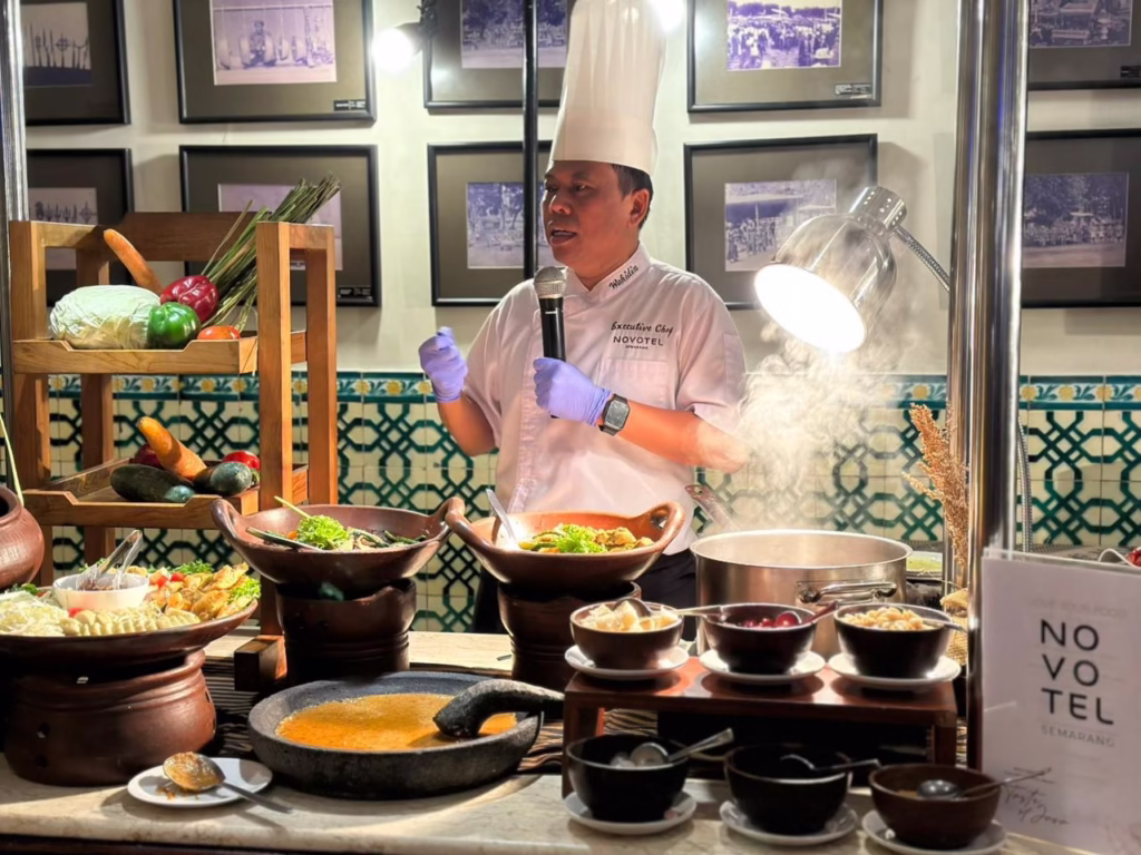 Penjelasan menu dari Chef Wahidin di The Phoenix Hotel Yogyakarta.