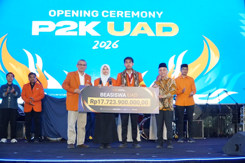 Penyerahan beasiswa secara simbolis kepada perwakilan mahasiswa baru dalam Opening Ceremony Program Pengenalan Kampus (P2K) UADPenyerahan beasiswa secara simbolis kepada perwakilan mahasiswa baru dalam Opening Ceremony Program Pengenalan Kampus (P2K) UAD
