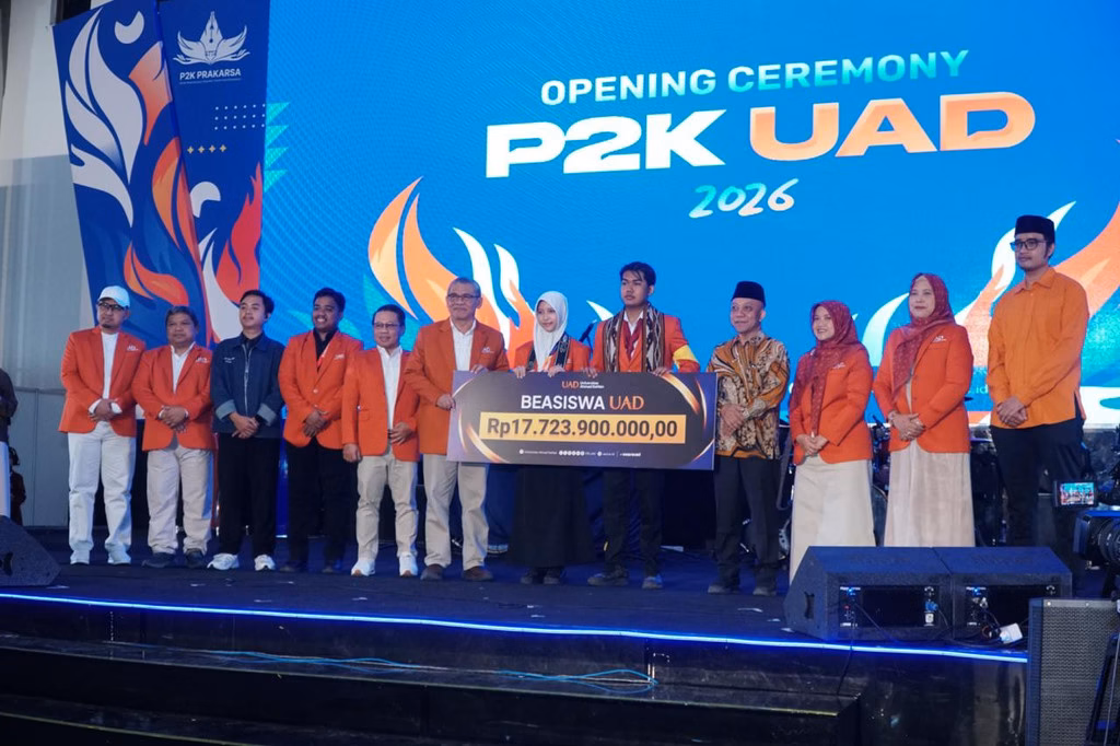 Penyerahan beasiswa secara simbolis kepada perwakilan mahasiswa baru dalam Opening Ceremony Program Pengenalan Kampus (P2K)