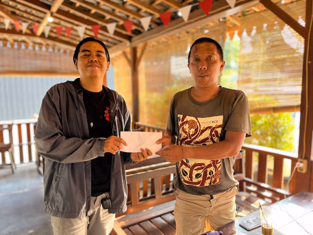 Rimbawana, kawan Reko saat menyerahkan donasi dari kawan-kawan Reko.