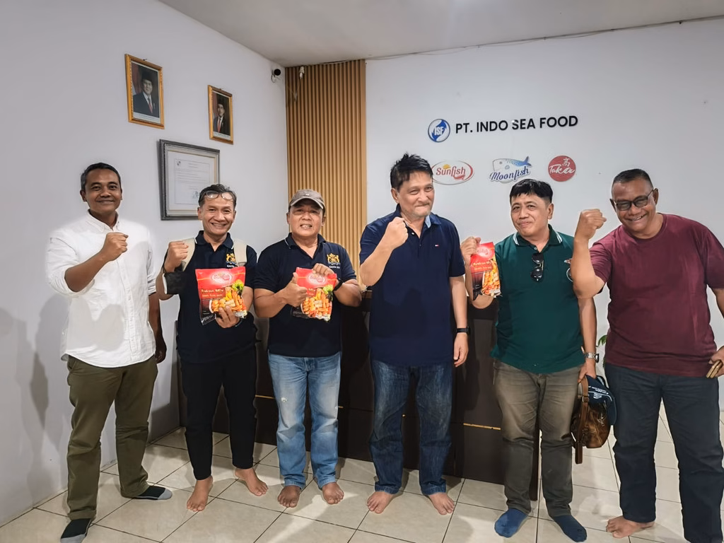 Rombongan KADIN DIY melihat proses pengolahan dan pengepakan ikan di Indo Seafood, Rembang