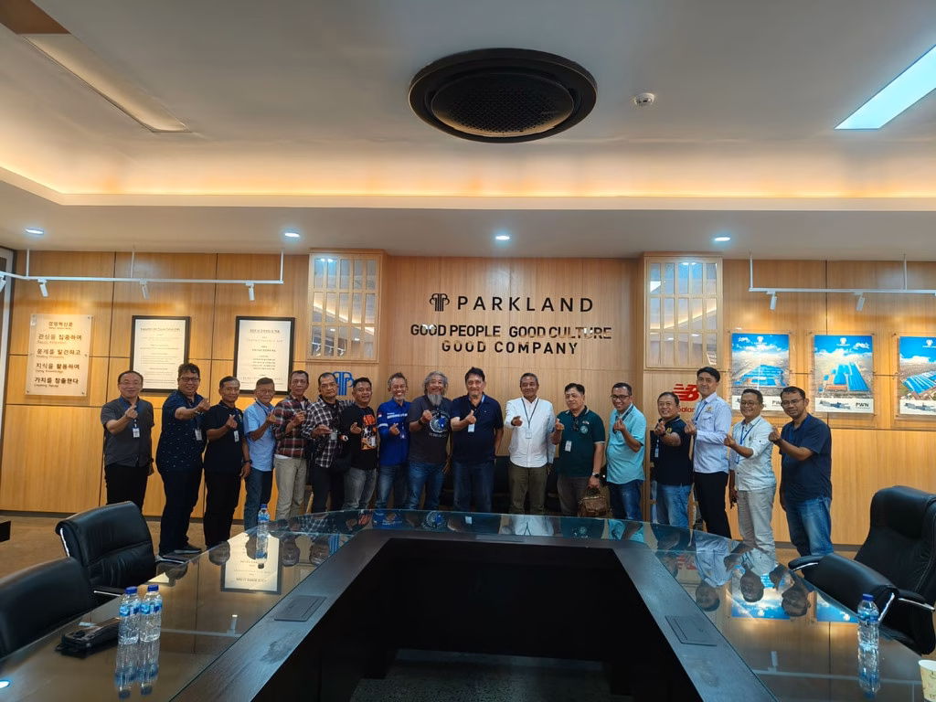Rombongan KADIN DIY mengunjungi pabrik sepatu PT Parkland World Indonesia yang memproduksi New Balance