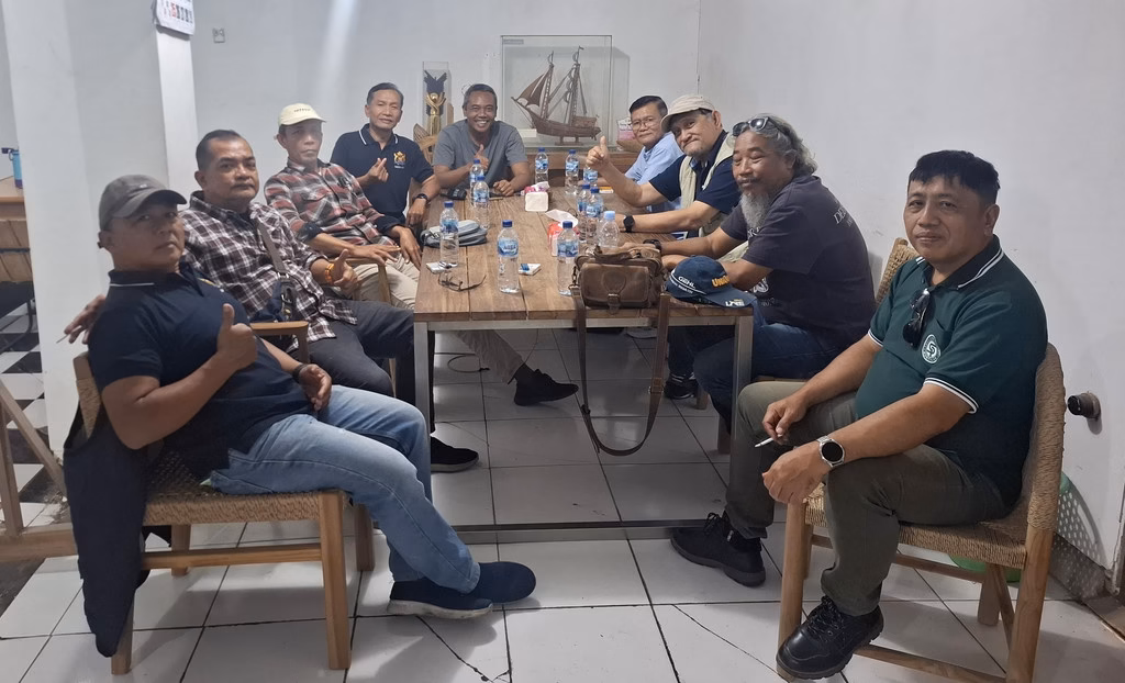 Rombongan KADIN DIY meninjau proses produksi mebel kayu jati di PT Sasana Antik, Rembang