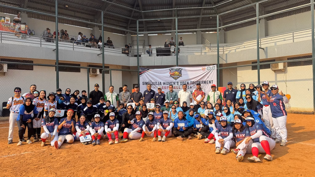 Seluruh pemain Jogja Women’s Open Tournament Softball 2026 berfoto bersama usai penutupan turnamen di Lapangan Softball Universitas Negeri Yogyakarta (UNY).