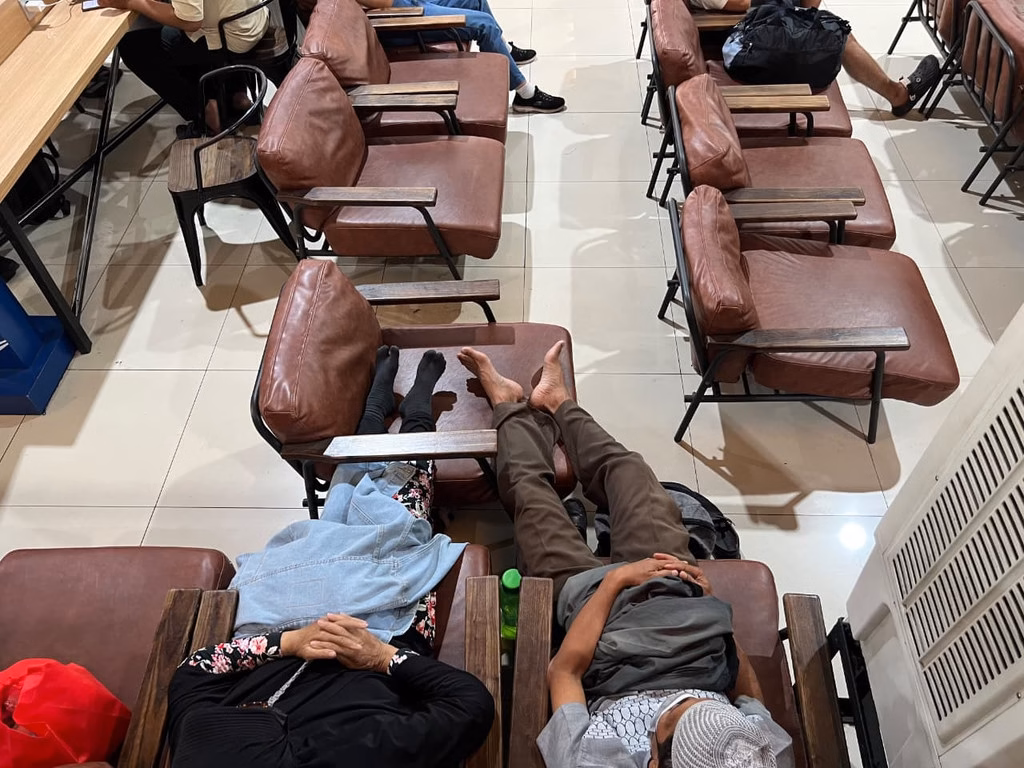 Suroso dan Ratnani beristirahat di kursi tunggu Stasiun Tugu Yogyakarta sambil menunggu keberangkatan KA Sangkuriang ke Madiun.