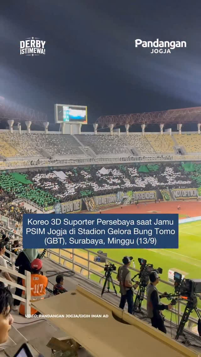 Koreo 3D Suporter Persebaya saat Jamu PSIM Jogja di Stadion Gelora Bung Tomo (GBT), Surabaya, Minggu (13/9)