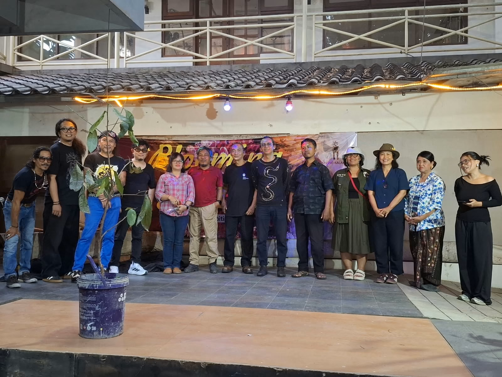 Berawal dari Melukis di Kebun Bunga, 16 Seniman Gelar Pameran Seni Rupa di Jogja