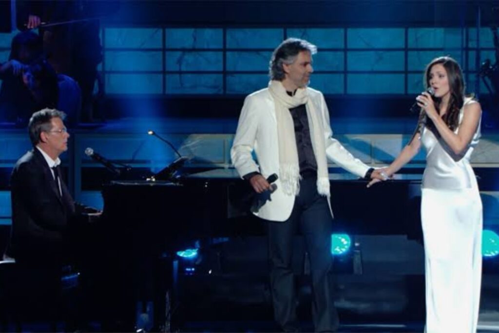 Penampilan kolaborasi Andrea Bocelli, David Foster, dan Katharine McPhee saat membawakan lagu The Prayer di atas panggung