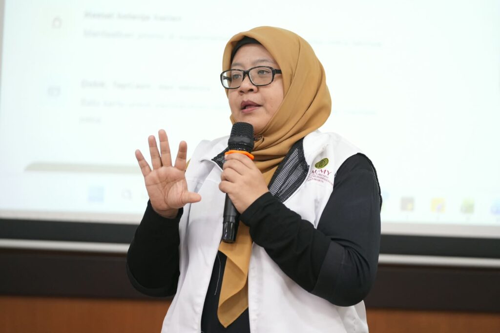 Potret Diah Setyawati Dewanti berbicara menggunakan mikrofon saat menyosialisasikan pengembangan portal alumni UMY