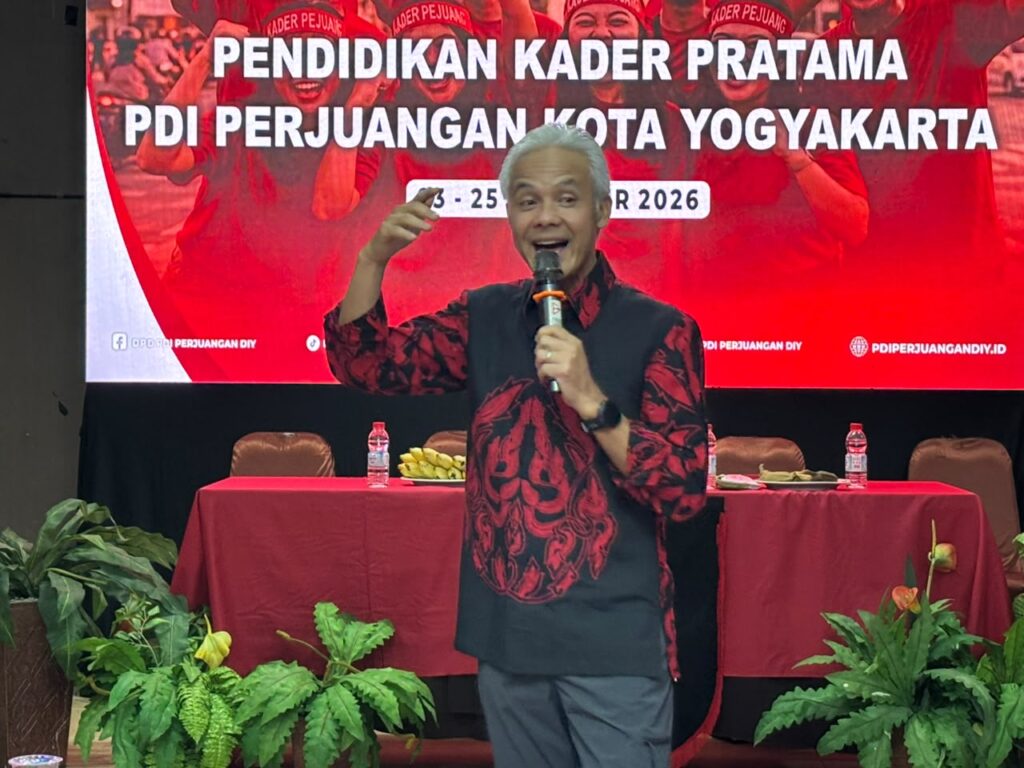 Ketua DPP PDI Perjuangan Ganjar Pranowo memegang mikrofon saat memberikan arahan dalam Pendidikan Kader Pratama di Kaliurang