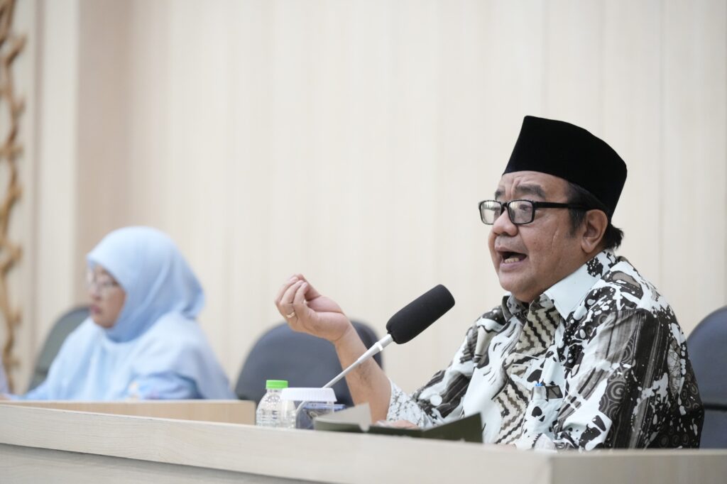 Arif Jamali Muis menyampaikan paparan materi dari balik meja narasumber dalam Simposium Nasional PP KAUMY di Kampus UMY