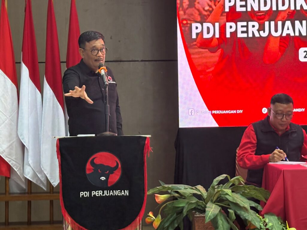 Ketua DPP PDI Perjuangan Djarot Saiful Hidayat berpidato di podium Pendidikan Kader Pratama PDIP Kota Yogyakarta.