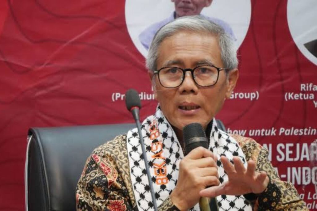Ketua MUI Bidang Hubungan Luar Negeri dan Kerja Sama Internasional Sudarnoto Abdul Hakim mengenakan syal Palestina saat memberikan pernyataan