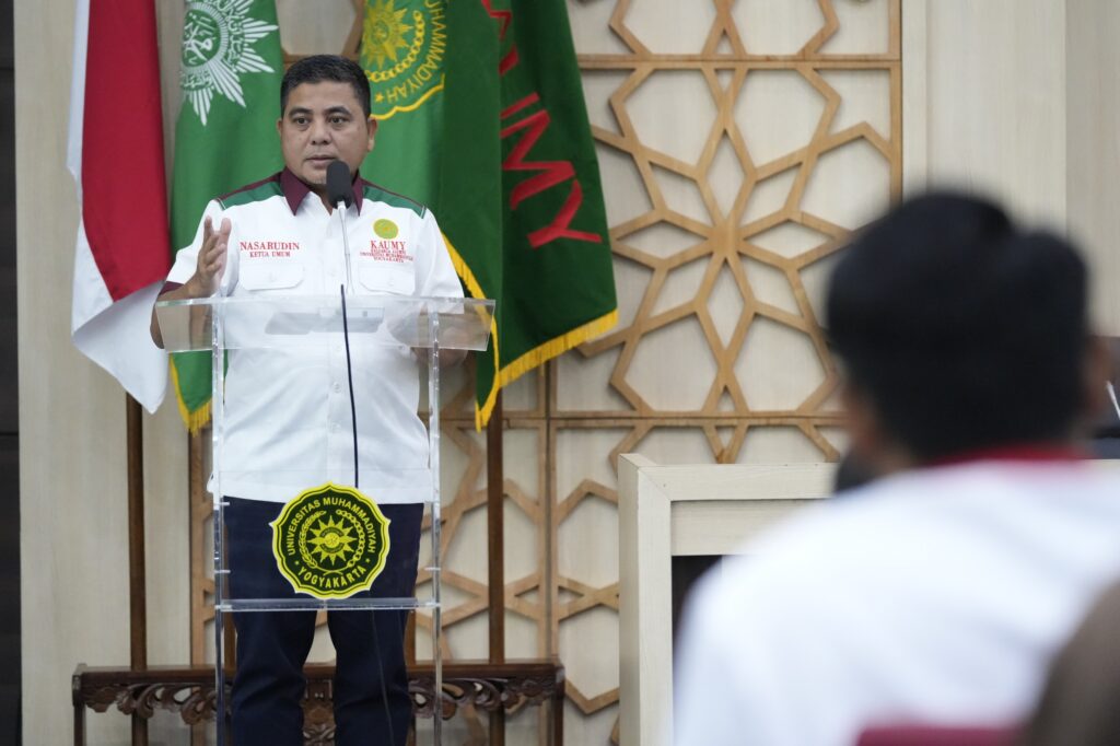 Potret Ketua Umum PP KAUMY Nasarudin menyampaikan sambutan usulan bantuan pendidikan dari balik mimbar berlogo UMY