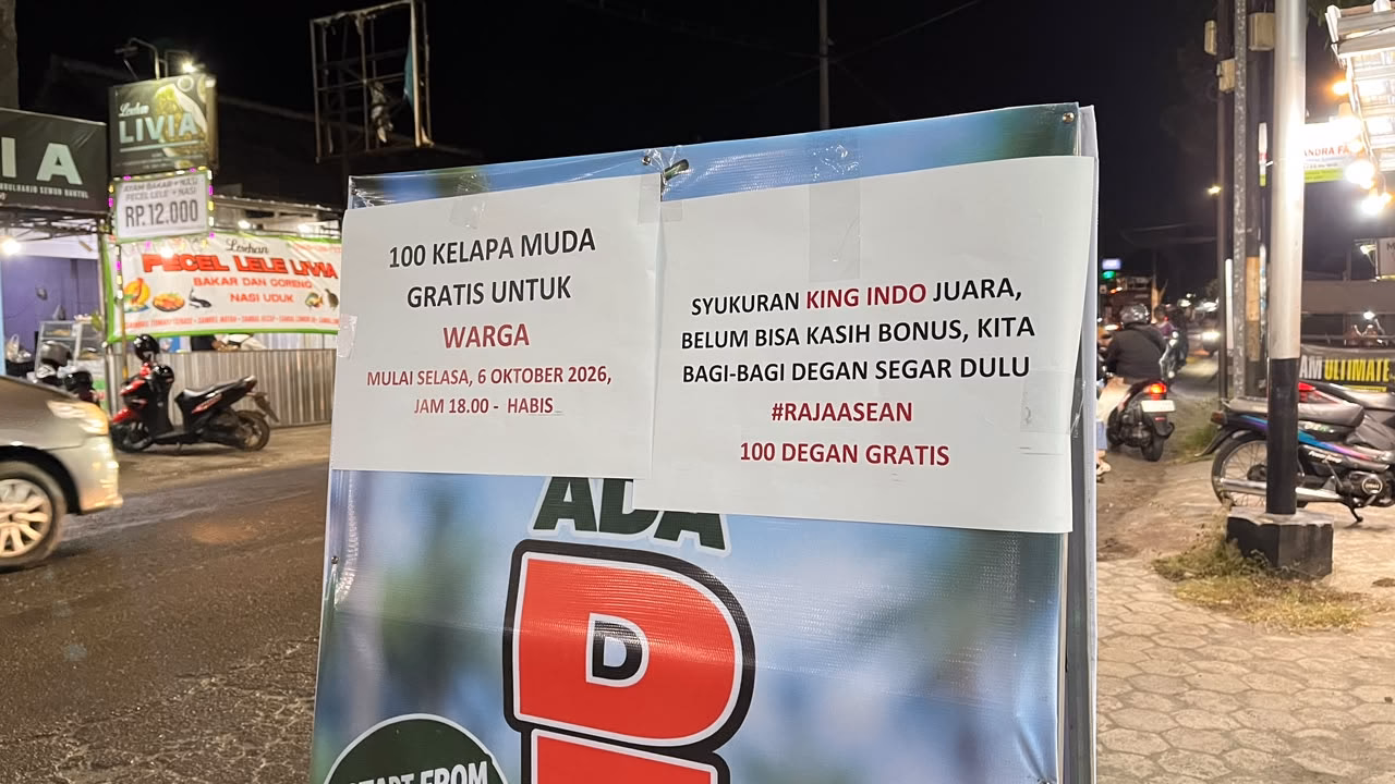 Shahib Ansari Muhajir dan Ghina Rifqia berfoto di lokasi usaha kelapa muda.